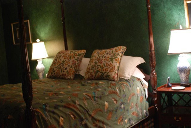STICKLEY FURNITURE CO. 4-POSTER BED: Stickley Furniture Co., Queen Size Mahogany 4-Poster Bed, in good condition, 86" high posts.