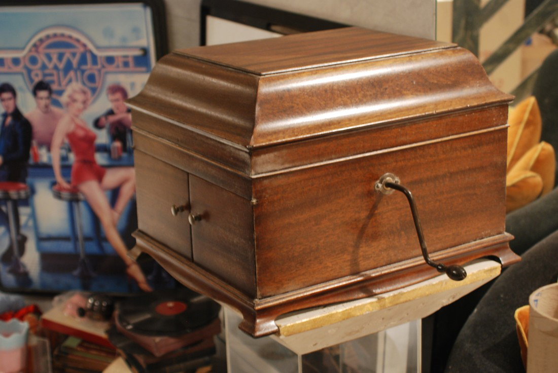 VICTROLA - TABLE MODEL: In good condition.