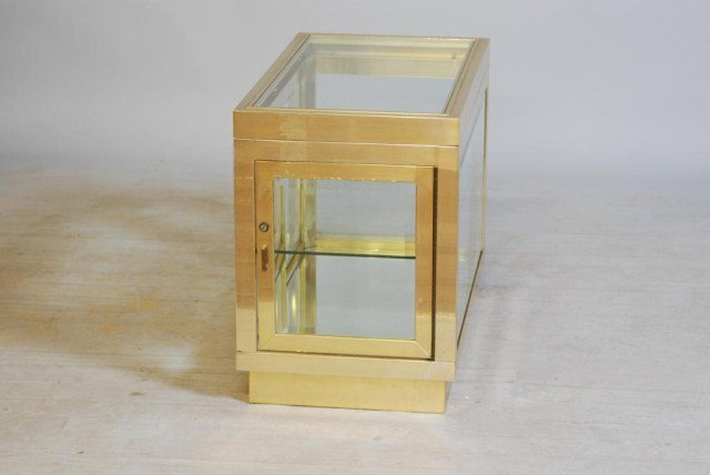 MID-CENTURY MODERN BRASS & GLASS VITRINE TABLE: Mirrored bottom shelf and glass shelf locking door (no key), 22 3//4"h x 28"w x 16"d. In good condition.