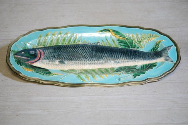 WEDGWOOD MAJOLICA FISH PLATTER: 12 3/4"h x 25 1/4"w. In good condition.