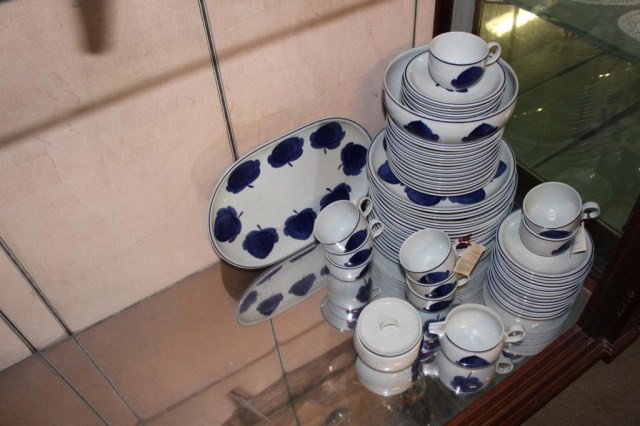 GROUP OF BLUE AND WHITE DINNERWARE: In good condition.