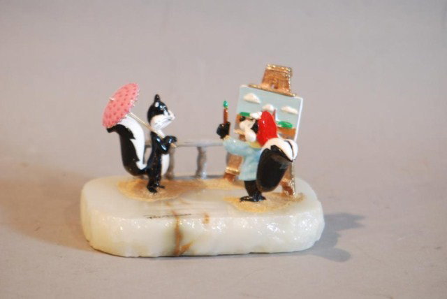 RON LEE " PEPE LE PEW" ARTIST SCULPTURE: 4"h x 5"w x 3 1/2"d, numbered 265/1200. In good condition.