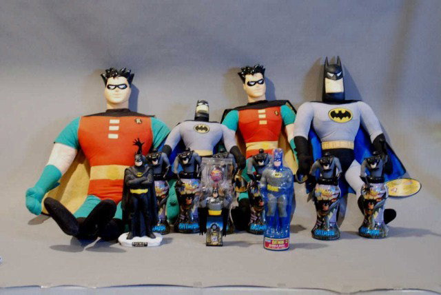 17-PC. BATMAN AND ROBIN LOT: 2-Soft Batman figures, 2-Soft Robin figures, 6-Batman Belly Washer Drinks (out of date), 1-Batman bank, 1-Batman bubble bath, 1-Batman spin pop. All in good condition.