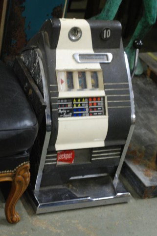 VINTAGE SLOT MACHINE: In good condition.