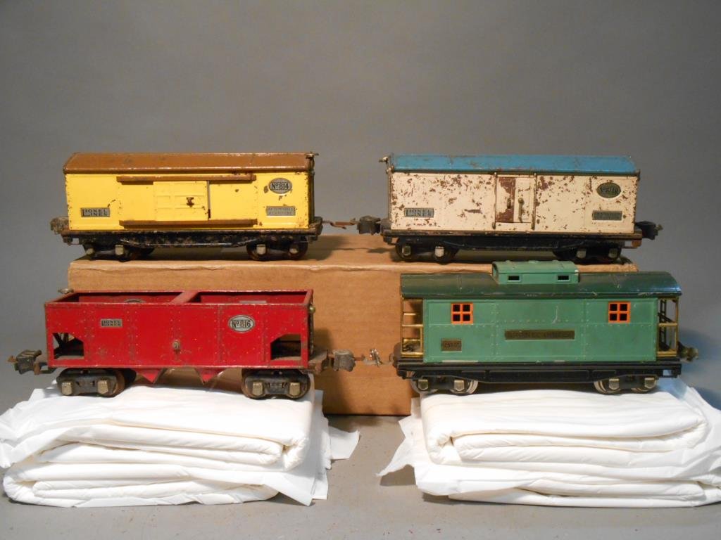 Lionel Freight Cars: Lot of four Lionel prewar O gauge freight trains includes: #814 boxcar, #814R refrigerator car, #816 caboose & #817 hopper.