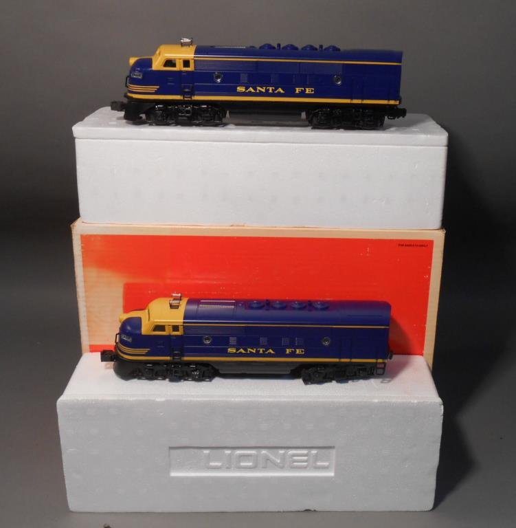 Lionel Santa Fe AA Units: Lionel modern era O gauge #18117 Santa Fe F-3 AA diesel engine set. Comes with its original box.