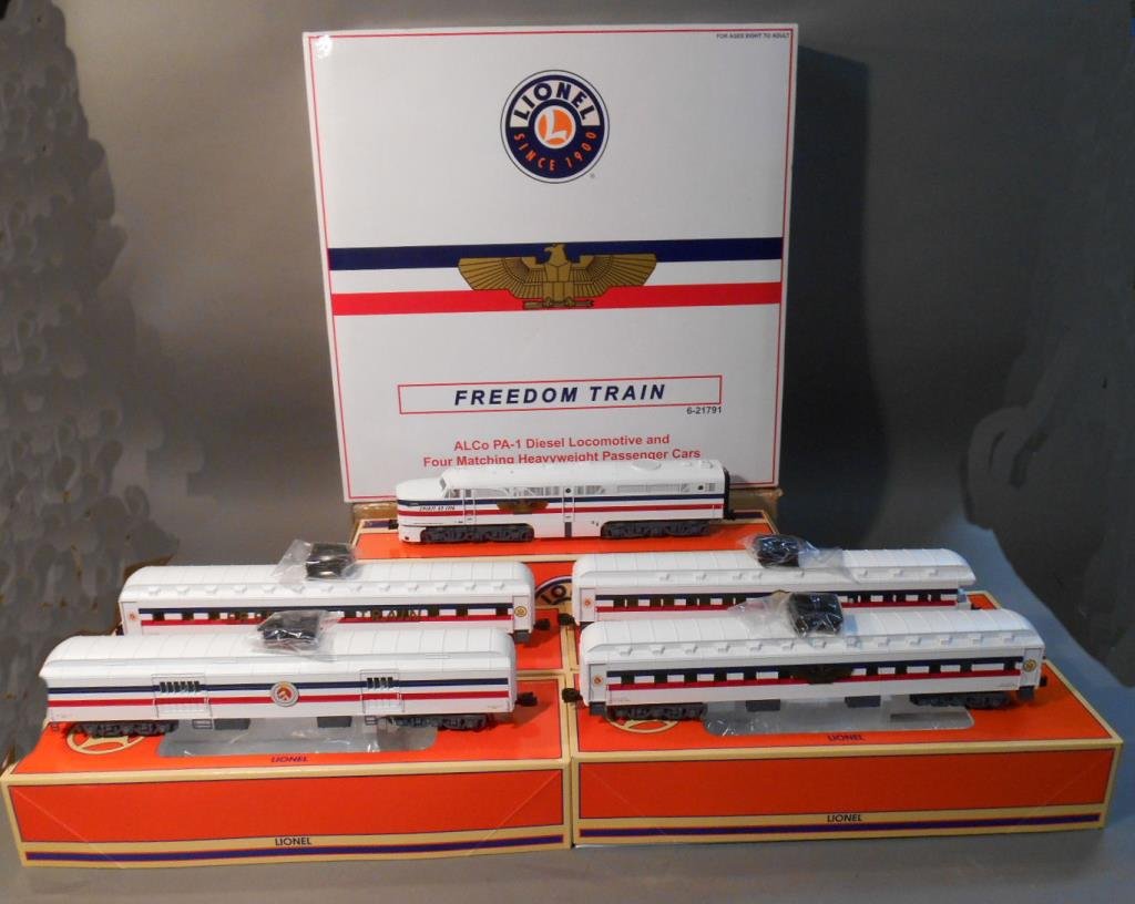 Lionel Freedom Train Set: Lionel modern era O gauge #21791 Freedom Train passenger set includes: #14531 Alco PA-1 diesel locomotive, #39070 baggage car, #39071 sleeper car, #39072 sleeper car & #39073 observation car. Comes wi