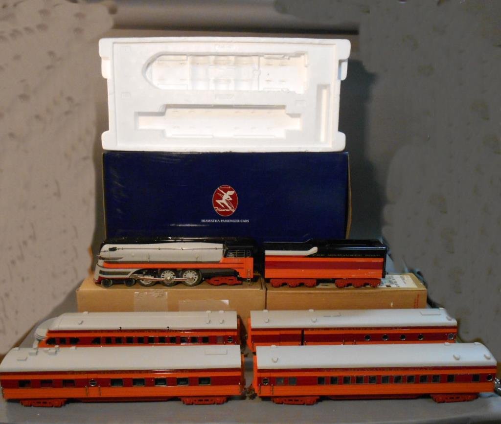 Lionel Hiawatha Set: Lionel modern era standard gauge Milwaukee Road Hiawatha passenger set includes: #13004 4-6-4 steam locomotive & tender & four #13006 passenger cars (Tip Top Tap express car, coach car, dining car & B