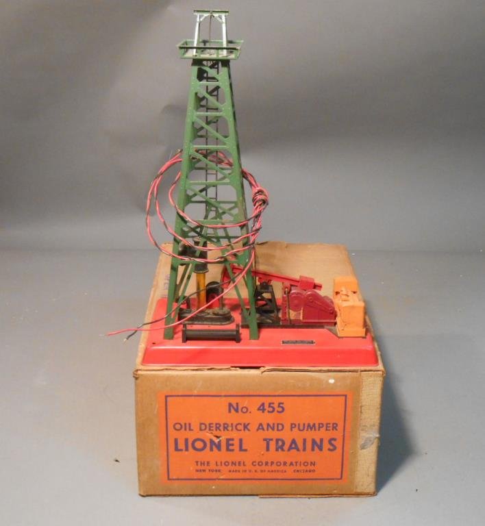 Lionel Oil Derrick: Lionel postwar O gauge #455 Oil Derrick and Pumper. Comes with its original box.