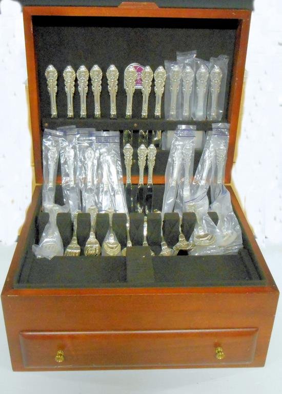 Wallace Sterling Sir Christopher Flatware Set: Wallace Silversmiths Inc. sterling silver 75 piece Sir Christopher pattern flatware set with silver chest includes: (12) 9 ¾” modern hollow knives, (12) 6 ¼” modern hollow butter spreaders (stai