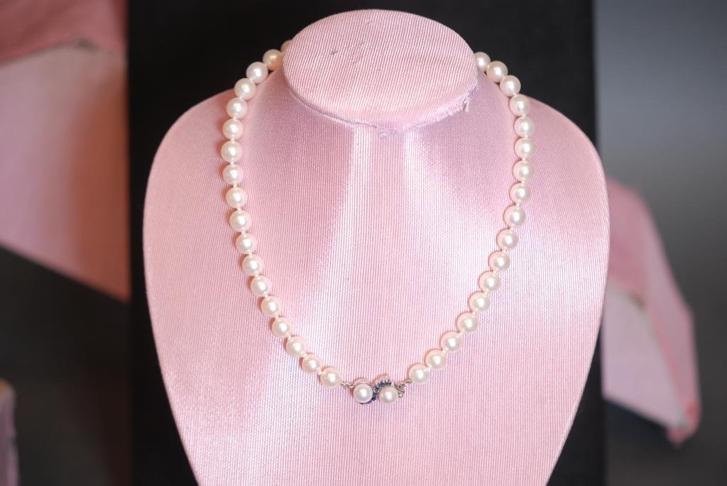 Vintage 15" Cultered Pearl Ladies' Necklace (1 of 3)