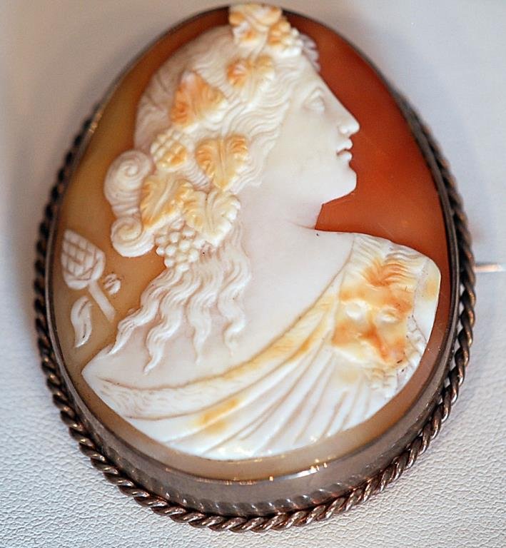 Antique Silver Framed Ladies' Pin: Antique Silver Framed Ladies' Pin Antique silver framed female's head portrait carved shell cameo Ladies' Pin. Condition: Very good with minor wear.