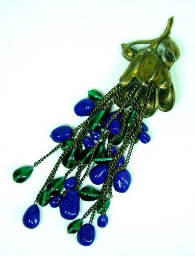 RARE 1920'S MIRIAM HASKELL GLASS FUR LAPEL BROOCH: measures: 7 1/2 inches long, Weights: 151.1 grams, Gemstone: glass bead, Hallmark: unsigned Miriam Haskell, In great condition