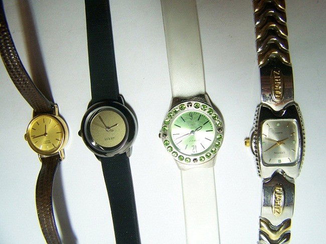 4 WOMAN WATCH LOT GUESS SEIKO GENEVA RUMORS: This lot contain 4 woman watches as you can see in the picture, 1 GUESS 1 SEIKO 1 GENEVA 1 RUMORS they are in working conditions
