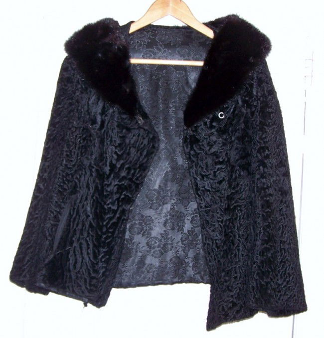 Vintage Persian Lamb mink coat: fur coat measures, shoulders: 19 inches, bust: 16 inches, coat lenght: 22 inches long & is in good vintage condition we are selling this coat for parts or fix.