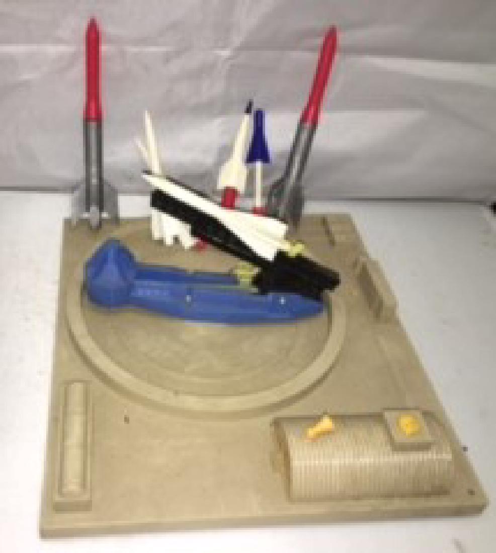 Lionel Postwar 470 O Gauge Missile Launching PlatformFA (1 of 1)