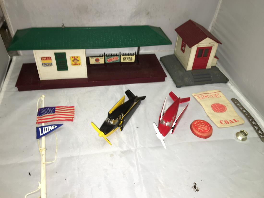 Lionel Postwar 257 O Gauge Freight Sation with Diesel (1 of 12)