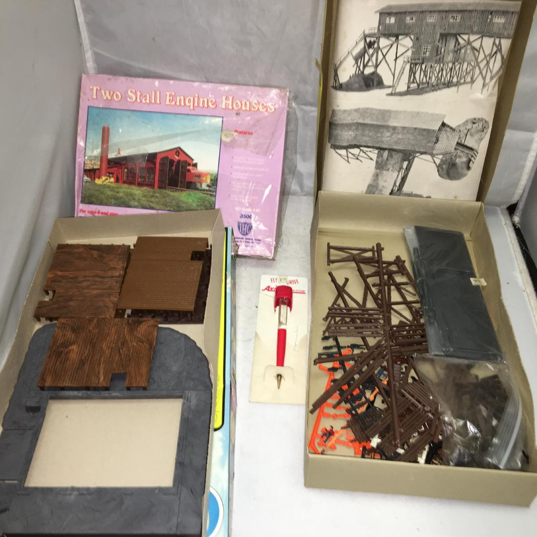 HO Scale Accessory Assortment (1 of 4)