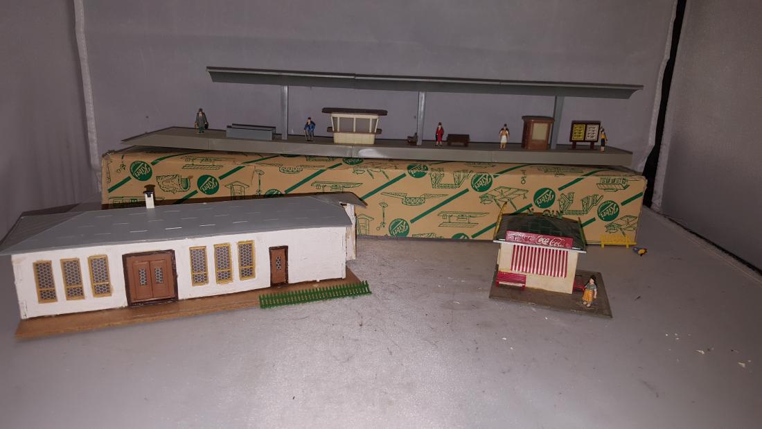 Vintage Kibri HO Scale Stations and Kiosk (1 of 3)