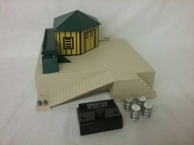 American Flyer S Gauge Oil Drum Loader (1 of 2)