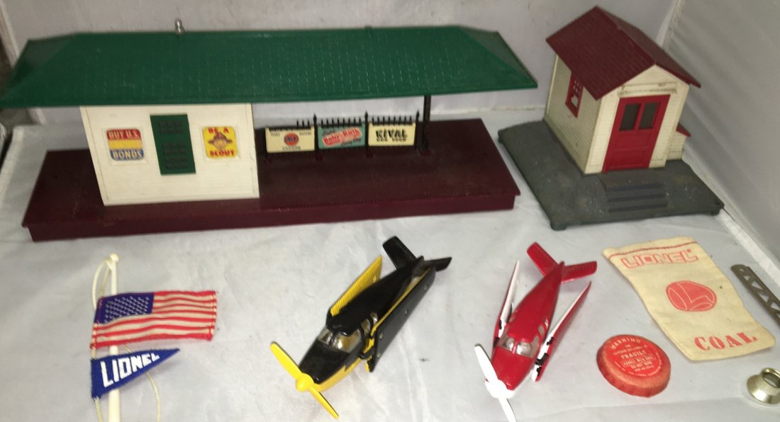 Lionel Postwar O Gauge Accessory Assortment (1 of 10)