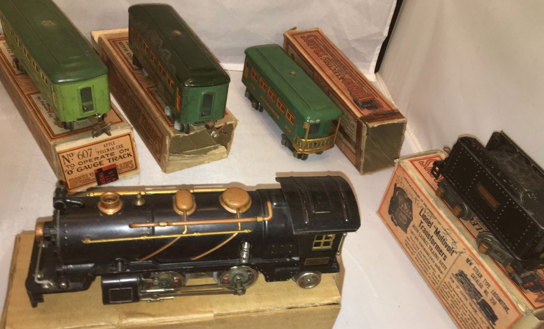 Lionel Pewar 262 O Gauge Steam Passenger Set (1 of 10)