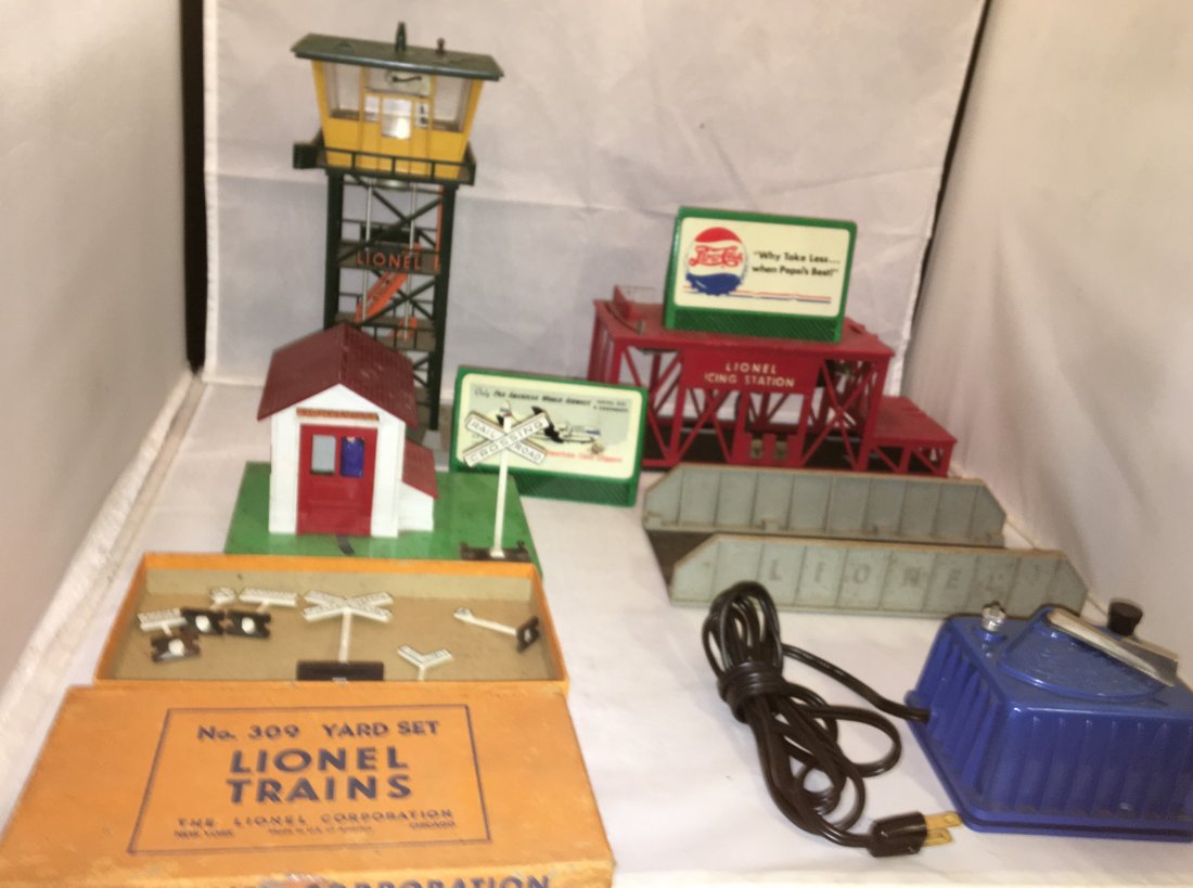 Lionel Postwar O Gauge Accessories (1 of 7)