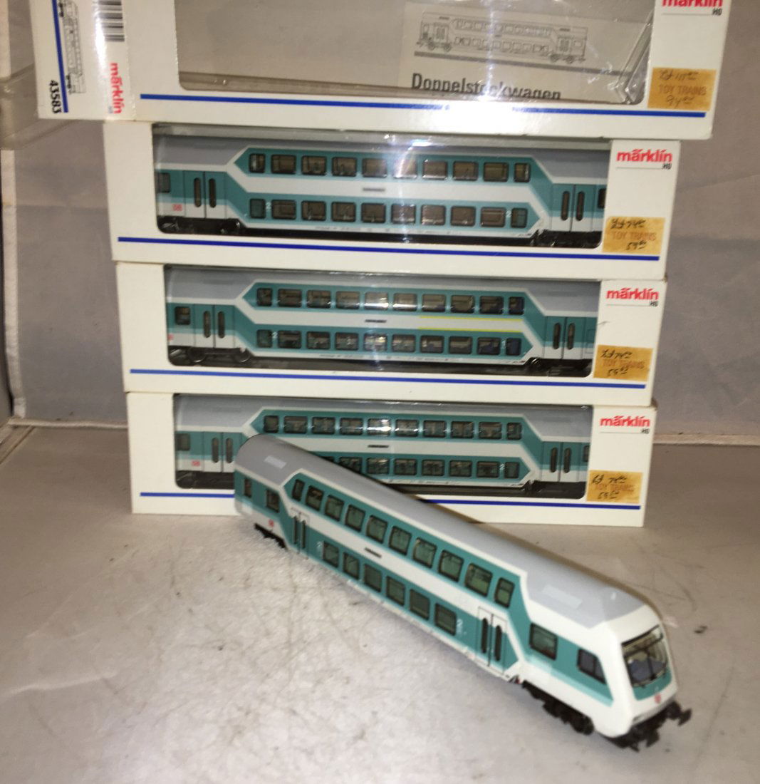 Marklin HO Scale Bilevel Passenger Set (1 of 3)