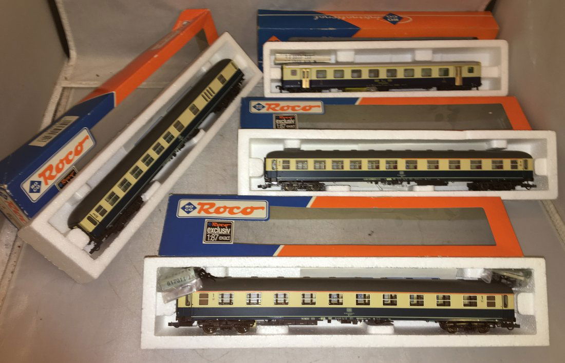 Roco DB HO Scale 4-Car Passenger Train (1 of 4)