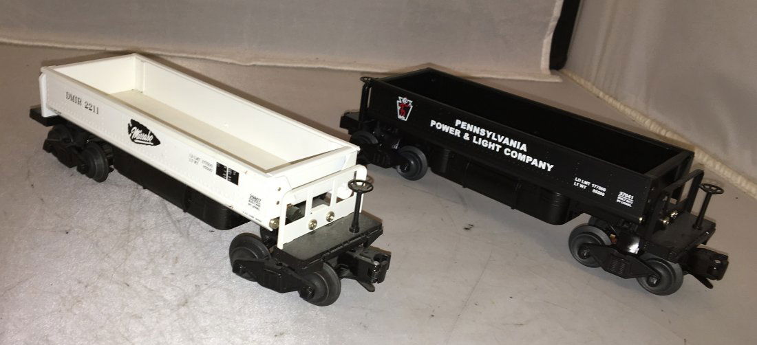 Two Lionel O Gauge Operating Dump Cars (1 of 3)