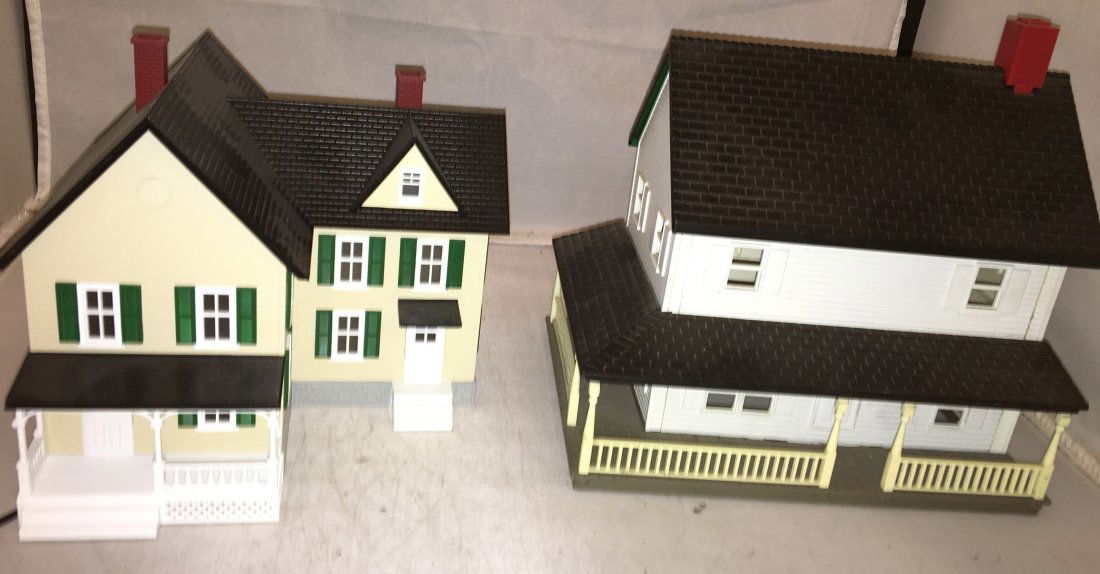 Two MTH O Gauge Two-Story Houses (1 of 3)