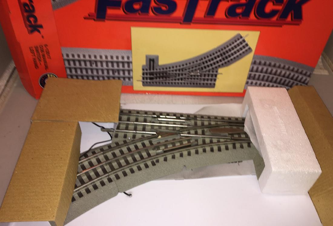 Lionel 12017 O Gauge Fastrack Right Hand Switch (1 of 3)