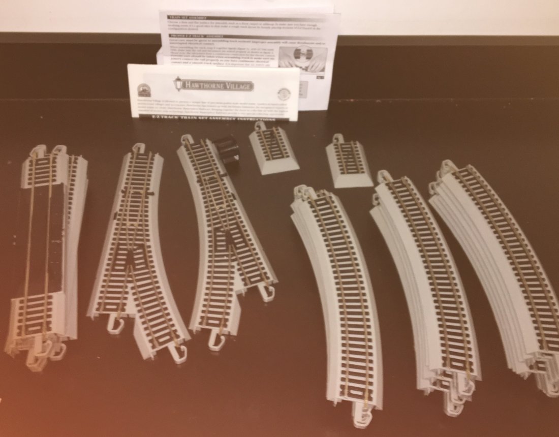 Hawthorne Village HO Scale EZ Tracks (1 of 4)