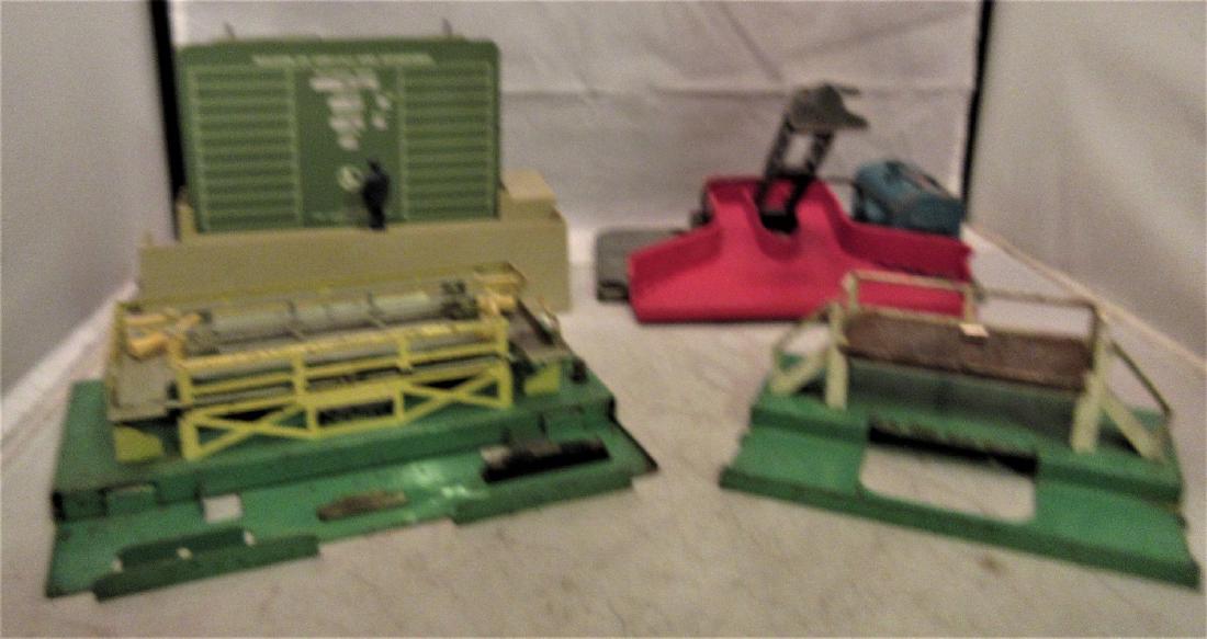Lionel Postwar O Gauge Accessories (1 of 3)