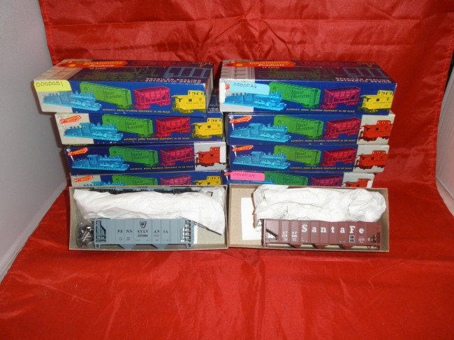 TEN ROUNDHOUSE HO GAUGE FREIGHT CAR KITS OB: Ten (10) Roundhouse HO gauge freight car kits in the original boxes. Hopper, reefer, stock, and caboose cars.