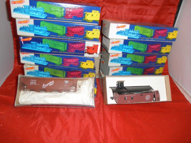 THIRTEEN ROUNDHOUSE HO GAUGE FREIGHT CAR KITS OB: Thirteen (13) Roundhouse HO gauge freight car kits in the original boxes. Hopper, reefer, stock, box, and caboose cars.