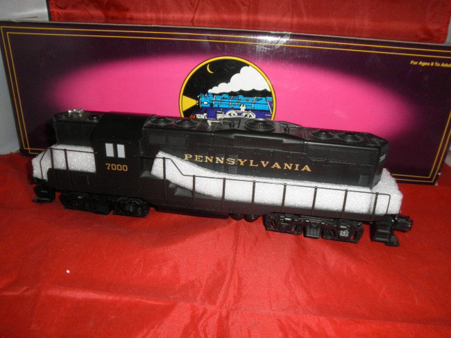MTH PREMIER PRR O GAUGE GP-7 DIESEL ENGINE OB: MTH Premier #20-2210-1 Pennsylvania O gauge GP-7 diesel engine with ProtoSound in the original box.