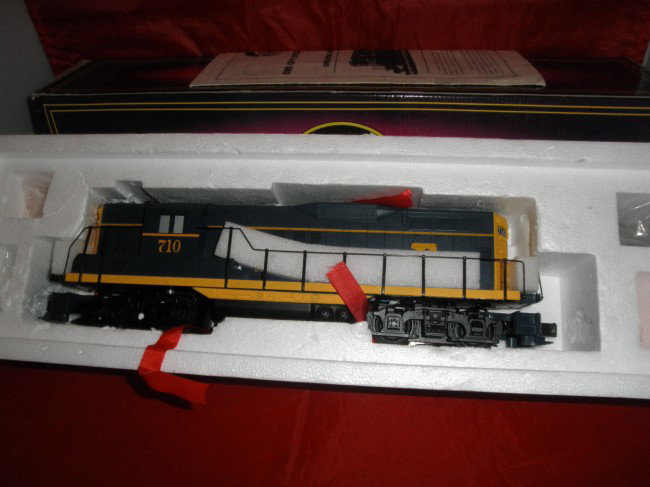 MTH PREMIER SANTA FE O GAUGE GP-9 DIESEL ENGINE WI: MTH Premier Santa Fe O gauge GP-9 diesel engine with ProtoSound in the original box.