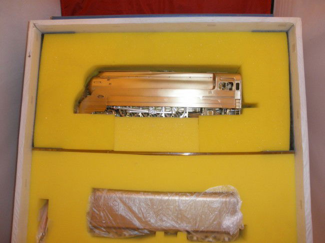 ALCO/SAMHONGSA BRASS PRR O SCALE STEAM ENGINE OB: Alco/Samhongsa brass Pennsylvania O scale (2-rail) K4 Broadway Limited streamlined steam engine and tender in the original box.