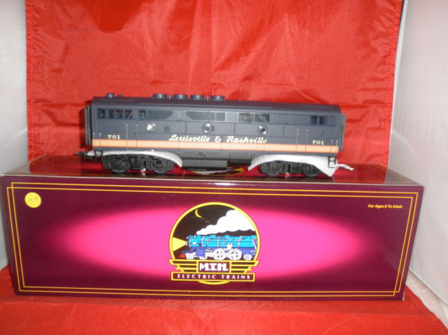 MTH PREMIER L&N O GAUGE POWERED F-3B DIESEL ENGINE: MTH Premier #20-2152-4 Louisville and Nashville O gauge powered F-3 B unit diesel engine in the original box.