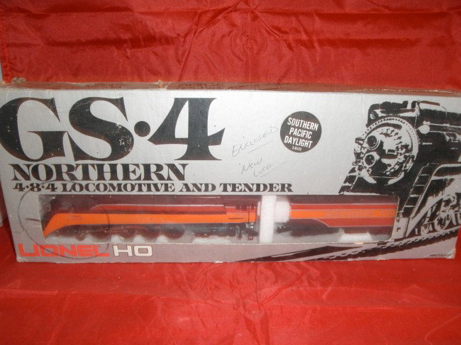 LIONEL SP DAYLIGHT HO GAUGE GS-4 STEAM ENGINE OB: Lionel Southern Pacific HO gauge streamlined GS-4 Northern 4-8-4 steam engine and tender in the original box.
