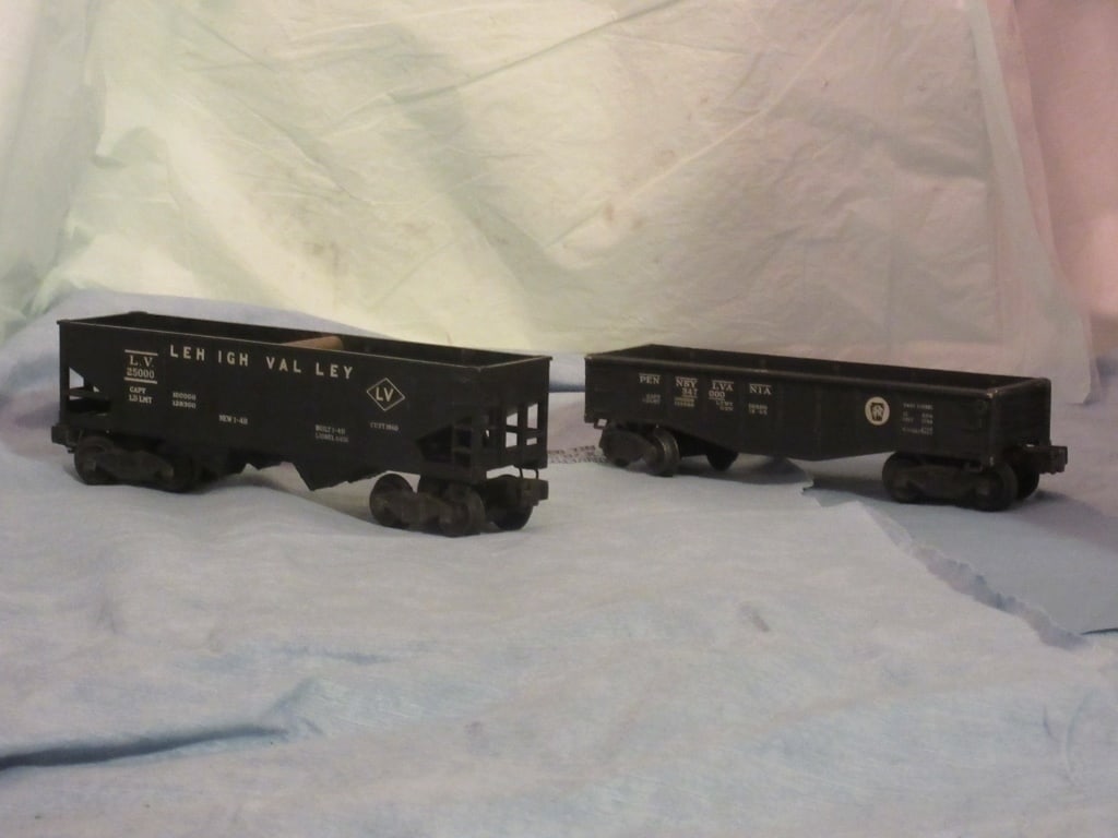 Lionel Postwar O Gauge Freight Cars: Two Lionel O gauge freight cars. 6456 Lehigh Valley hopper car and 334700 Pennsylvania gondola car.