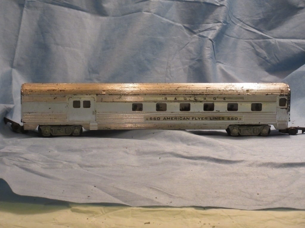 American Flyer S Gauge Combine Passenger Car: American Flyer Postwar 660 S gauge streamlined combine passenger car. Some paint loss.
