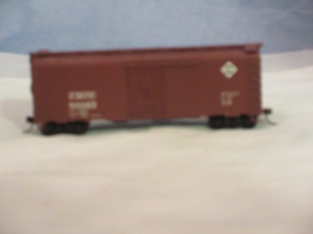 Erie HO Scale Box Car with Kadee Couplers (1 of 4)