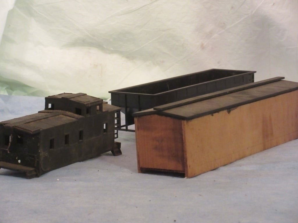 O Gauge Freight Cars: Three O gauge freight cars without trucks. Wood box car, caboose, hopper car.