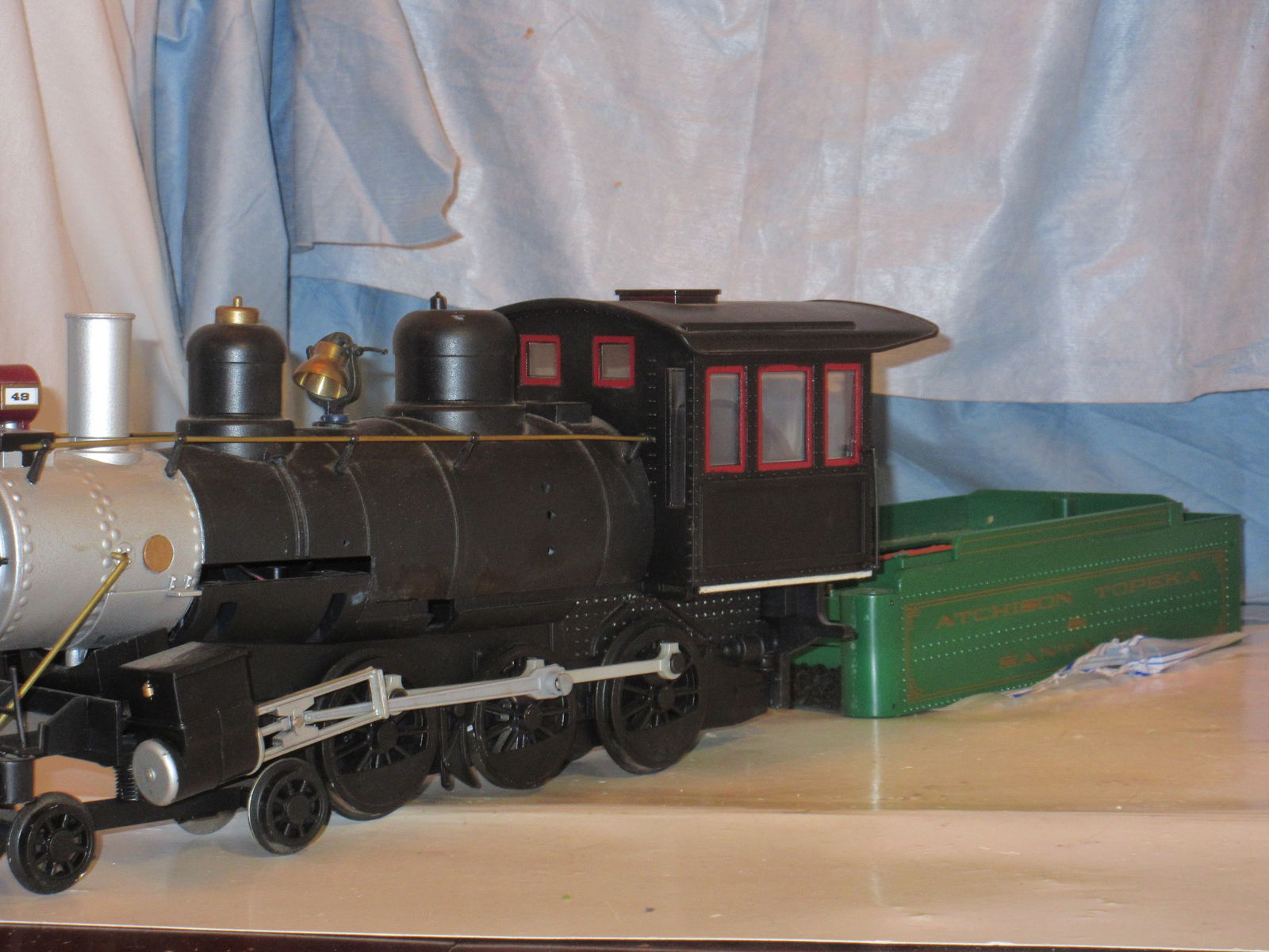 Bachmann Santa Fe G Scale 4-6-0: Bachmann Santa Fe G scale electrically powered 4-6-0 steam locomotive and the shell for the accompanying tender. Missing some detail parts. Loose shell.