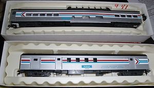 RIVAROSSI AMTRAK HO GAUGE PASSENGER CAR LOTOB: Rivarossi Amtrak HO gauge 2-car streamlined passenger car set: Railway Post Office car, Vista dome car with Kadee couplers (one must be reattached), very nice features, original boxes, very nice detai