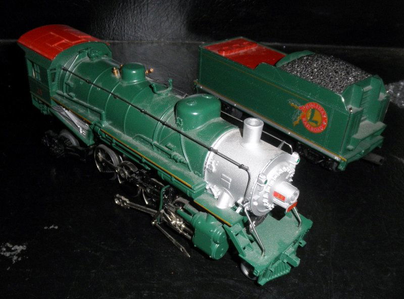 LIONEL 38626 HOLIDAY O GAUGE MIKADO STEAM ENGINE: Lionel #38626 Holiday Railroad "25" O gauge Mikado 2-8-2 steam engine and tender: powered (untested), lighted, smoke, sound (?), diecast construction, other very nice features, no box, loose locomotiv