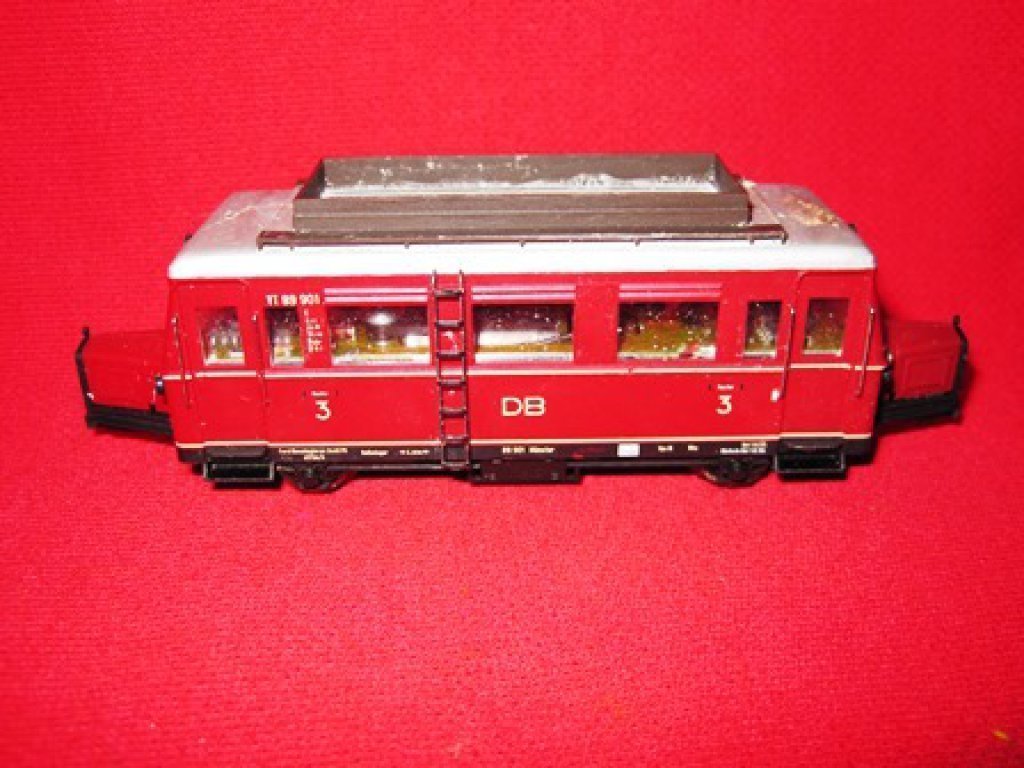 MARKLIN DB 3 HO GAUGE EUROPEAN RAILCAR: Marklin DB 3 HO gauge European style railcar: powered (untested), no box, very nice details, very nice color scheme.