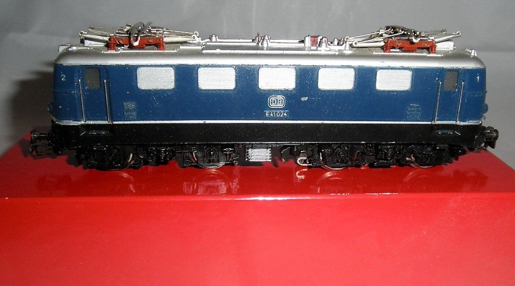 MARKLIN 4102 DB HO GAUGE ELECTRIC ENGINE WOB: Marklin 4102 DB HO gauge European style electric locomotive: powered (untested), other very nice features, wrong box, very nice details, very nice color scheme.